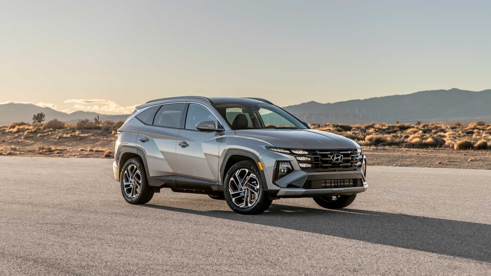 2025 Hyundai Tucson Plug-In Hybrid Front Three-Quarter