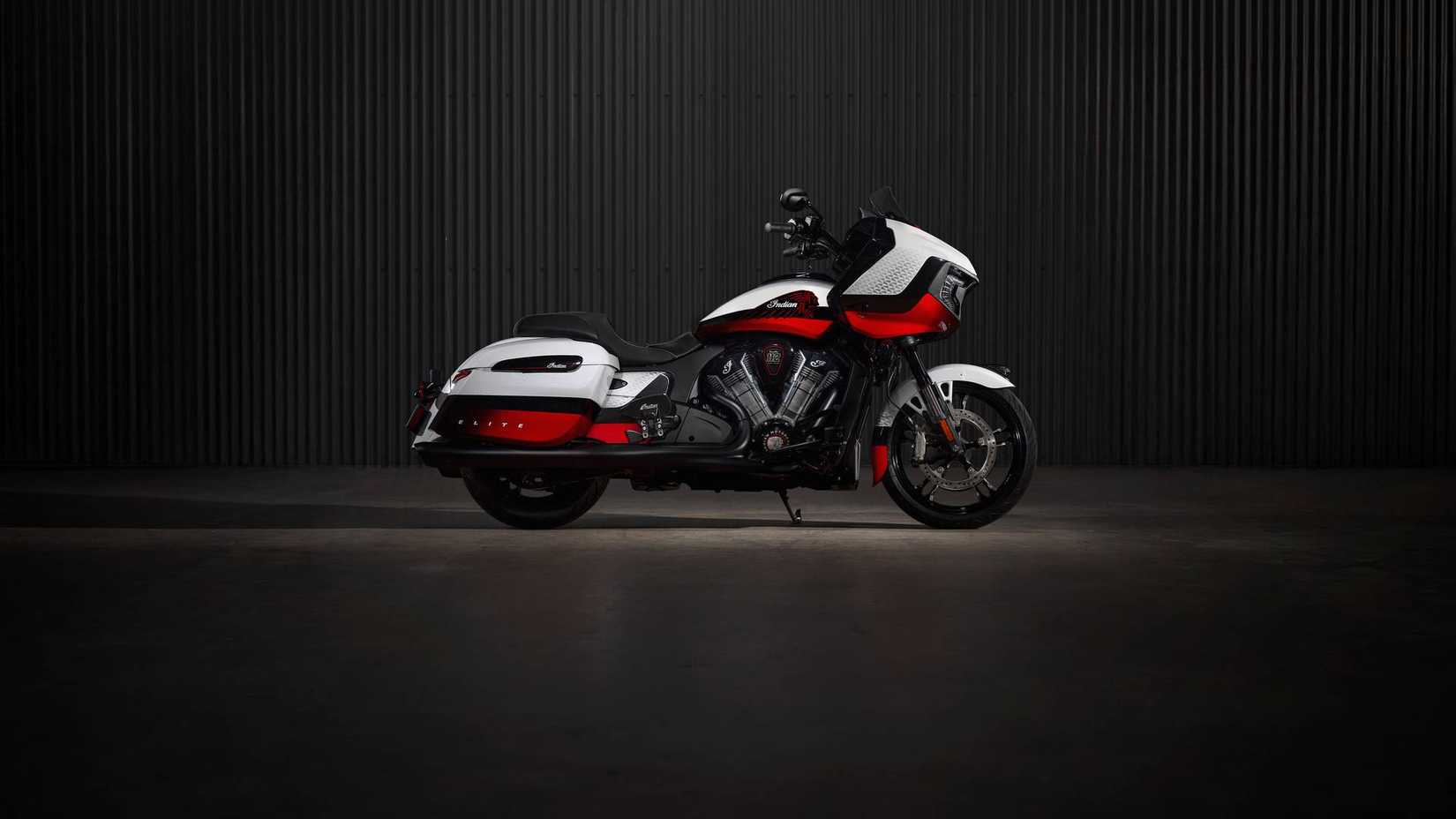 Vista lateral do Indian Challenger Elite de 2025