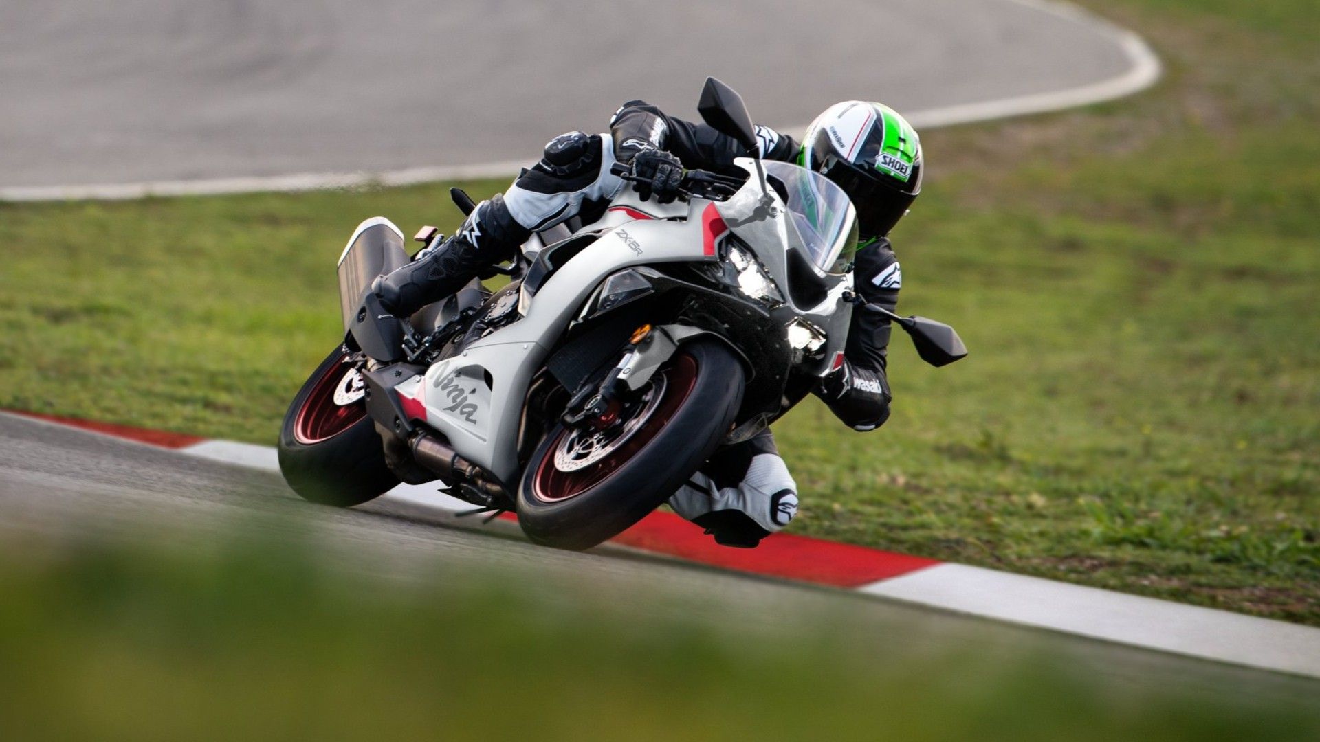 2025 Kawasaki Ninja ZX-6R Cornering (1)