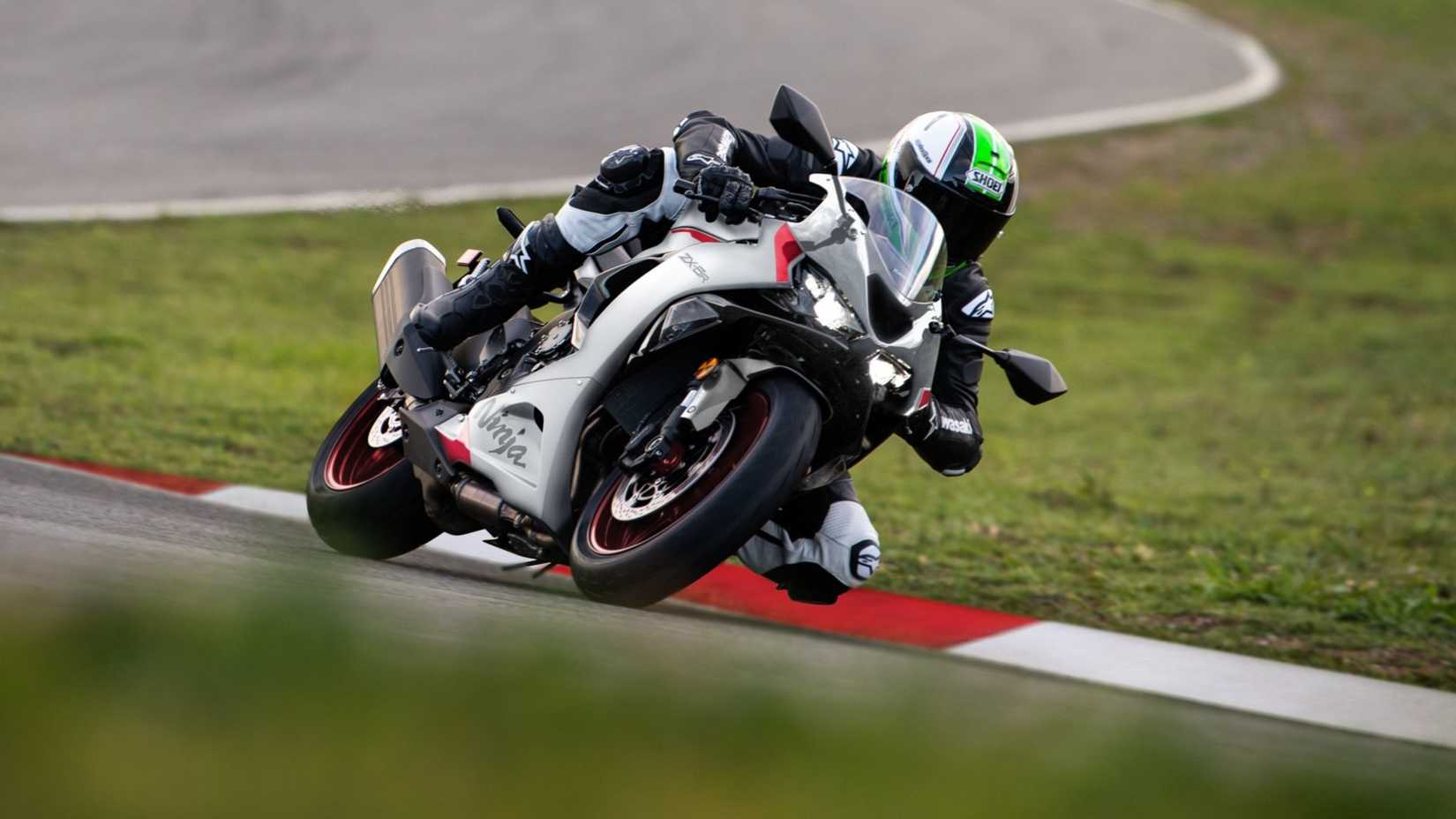 2025 Kawasaki Ninja ZX-6R curvas (1)