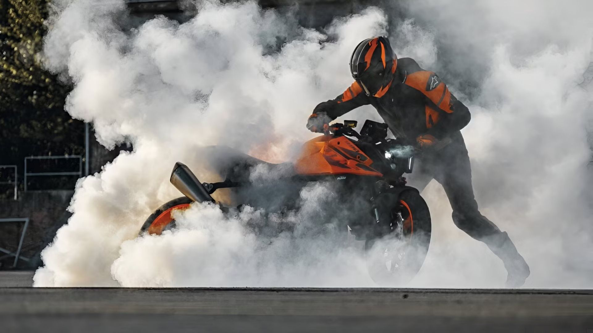 2025 KTM 990 Duke R queimando