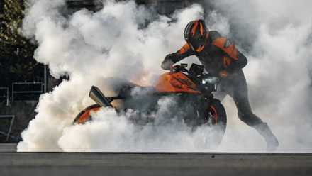 2025 KTM 990 Duke R queimando