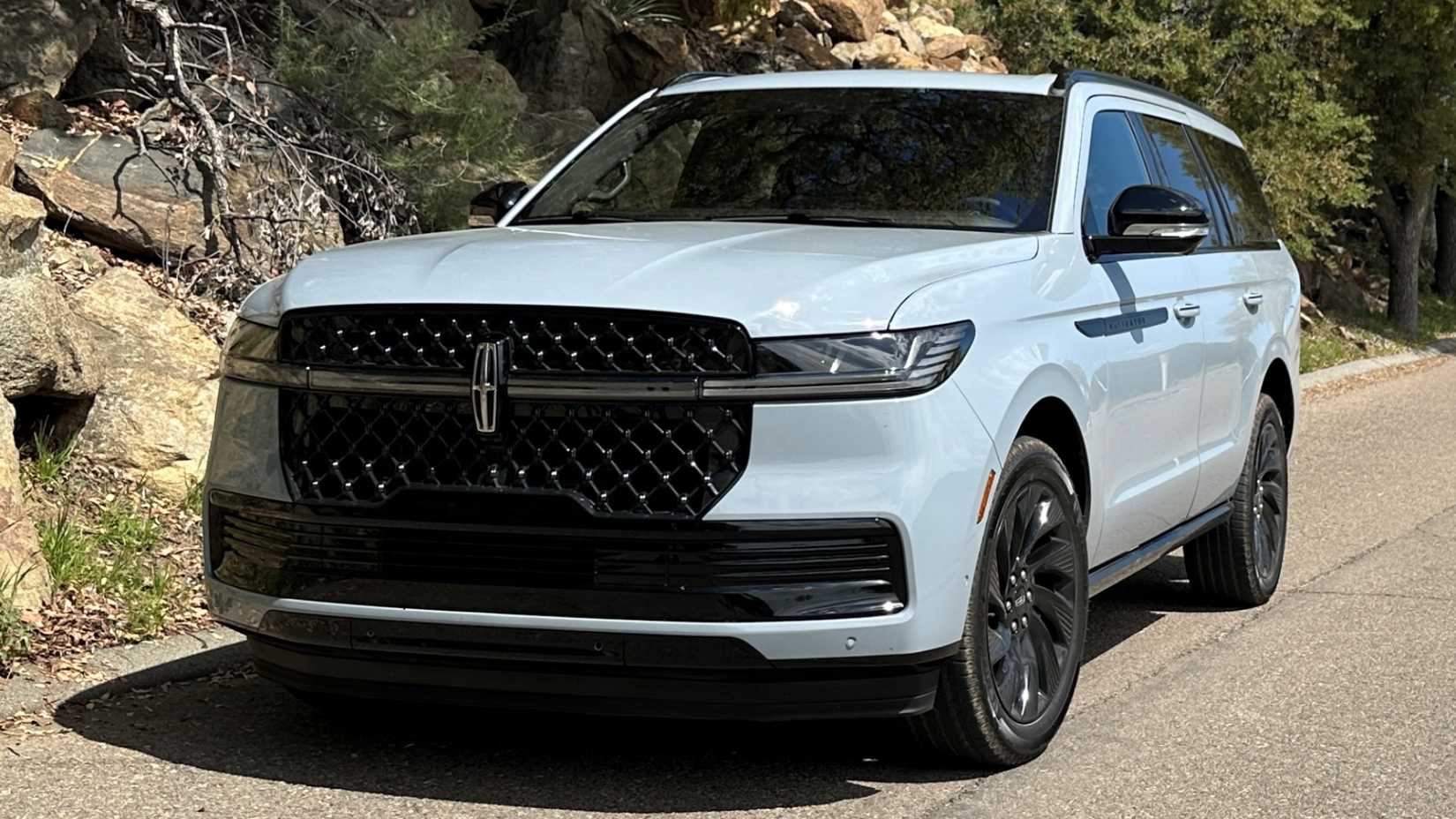 2025 Lincoln Navigator front quarter