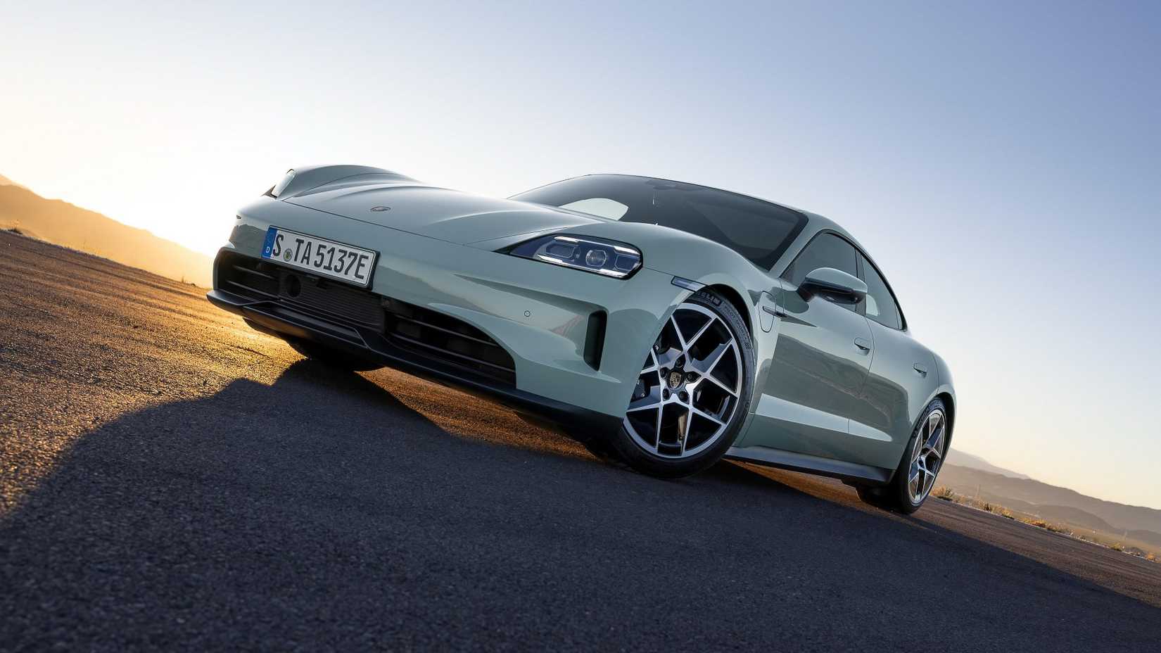 Uma tomada cinematográfica do Porsche Taycan 2025