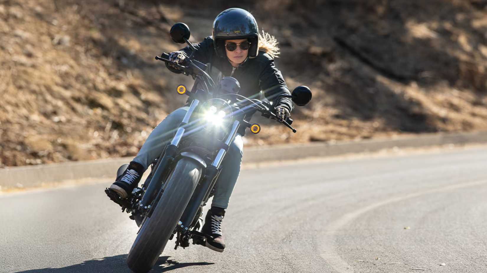 2025 Honda Rebel 300 com um piloto em uma curva