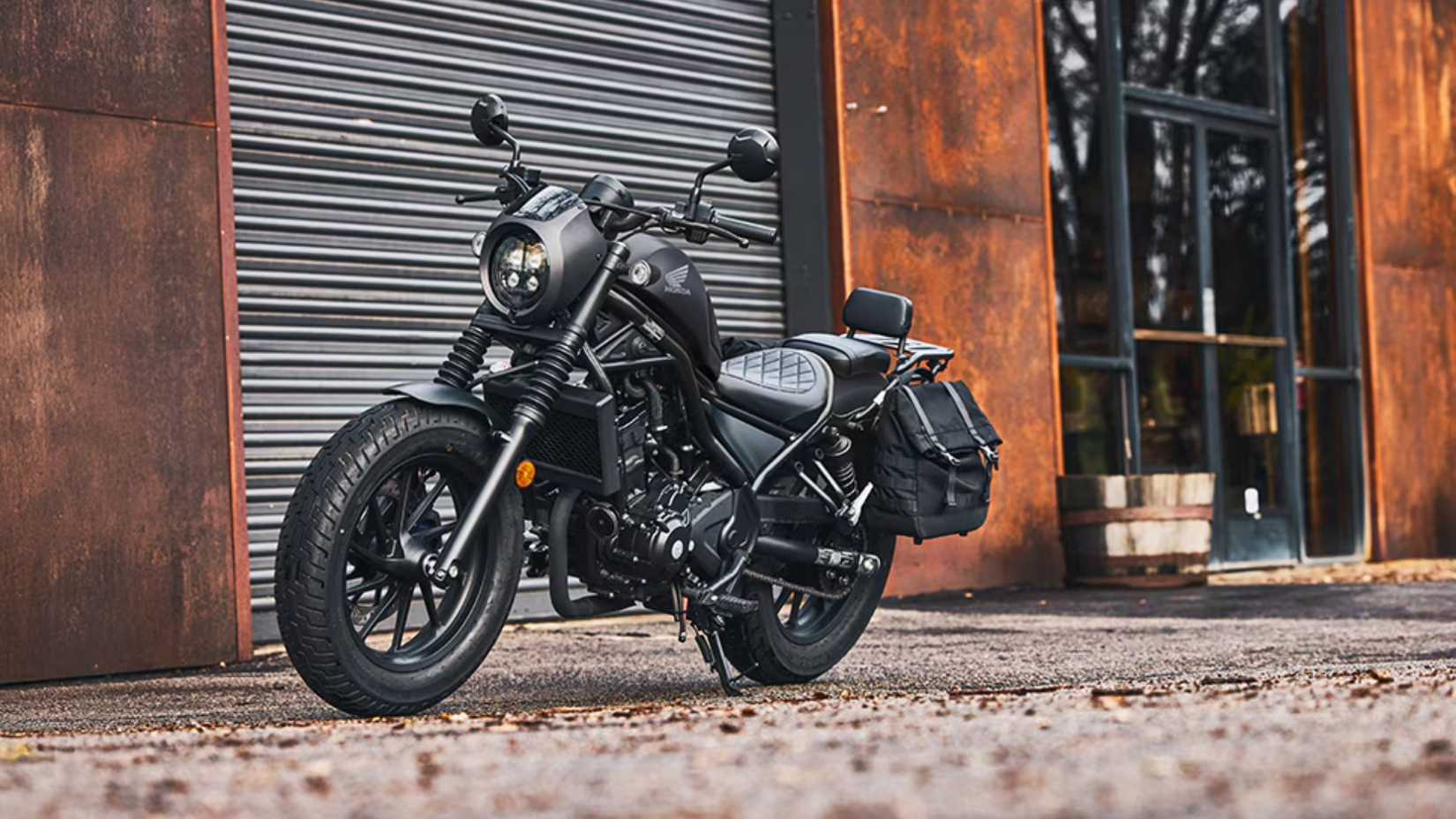 2025 Honda Rebel 300 frente 3/4 tiro estacionado