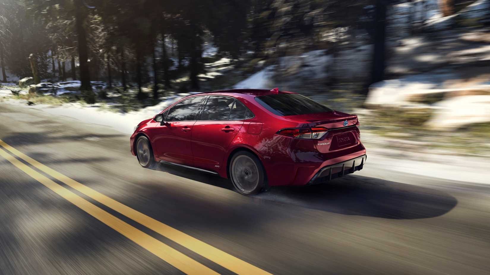 2025 Toyota Corolla Híbrido Traseiro Três Quartos Condução 02