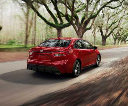 2025 Toyota Corolla Híbrido Traseiro Três Quartos Condução 03