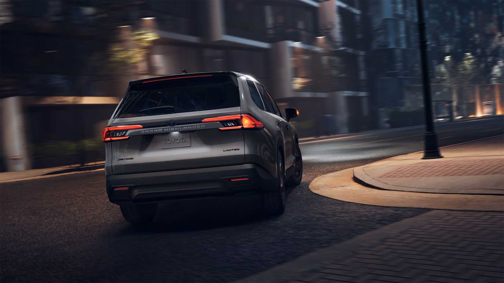 Um Toyota Grand Highlander Híbrido Cinza 2025