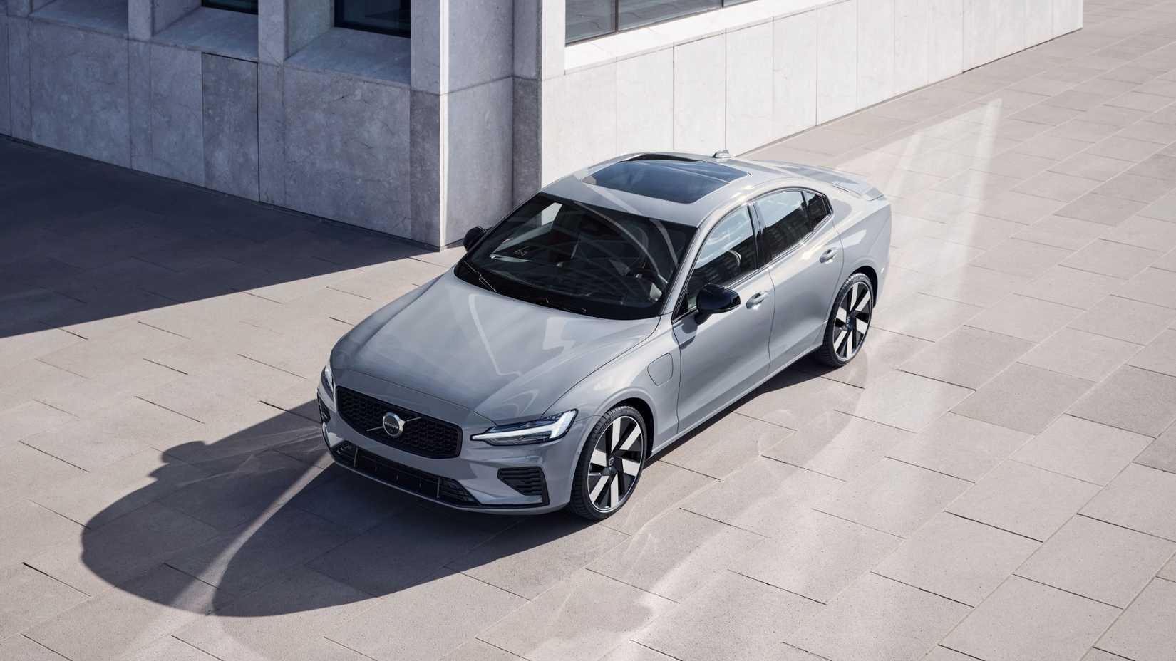 2025 Volvo S60 Recharge Front Three-Quarter