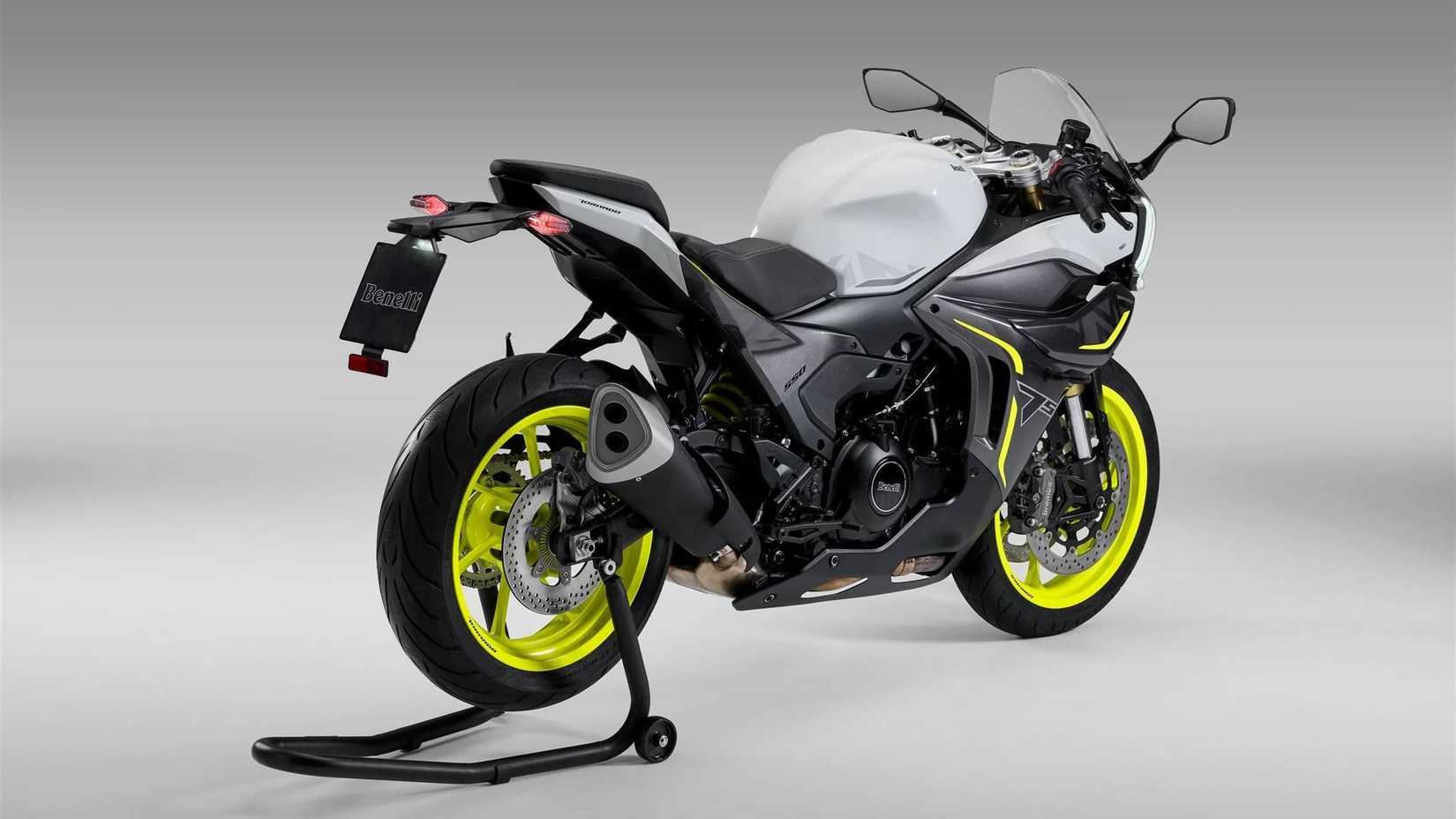   Foto de estúdio da extremidade traseira do Benelli Tornado 550 2026