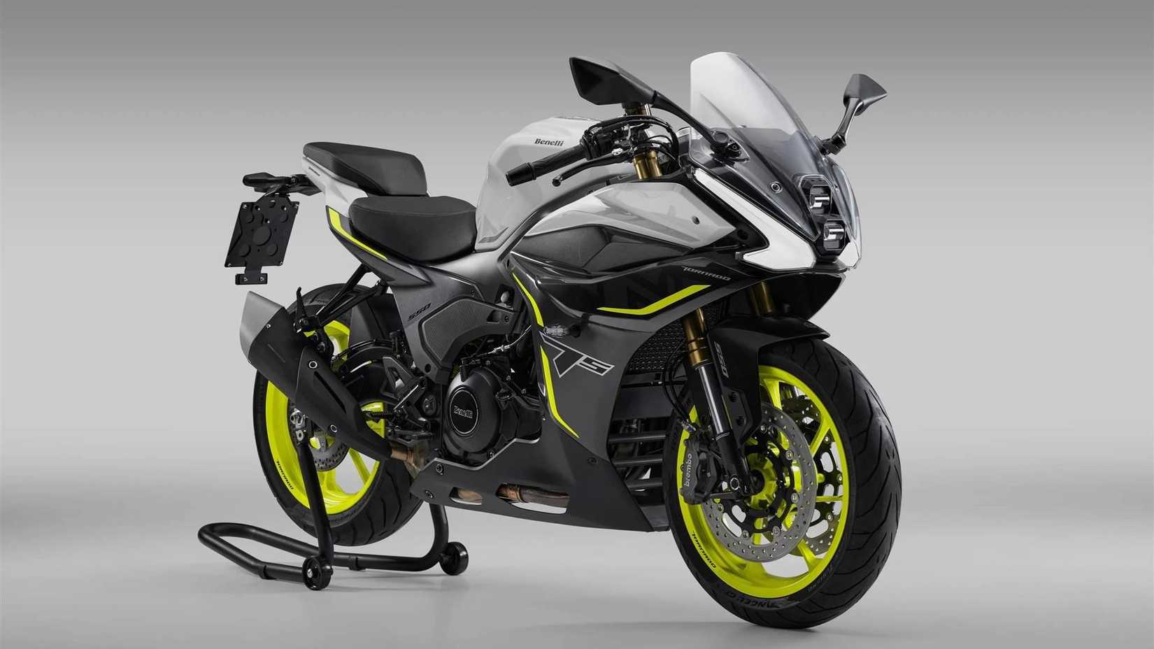 2026 Benelli Tornado 550 estacionado no estande do paddock, foto de estúdio