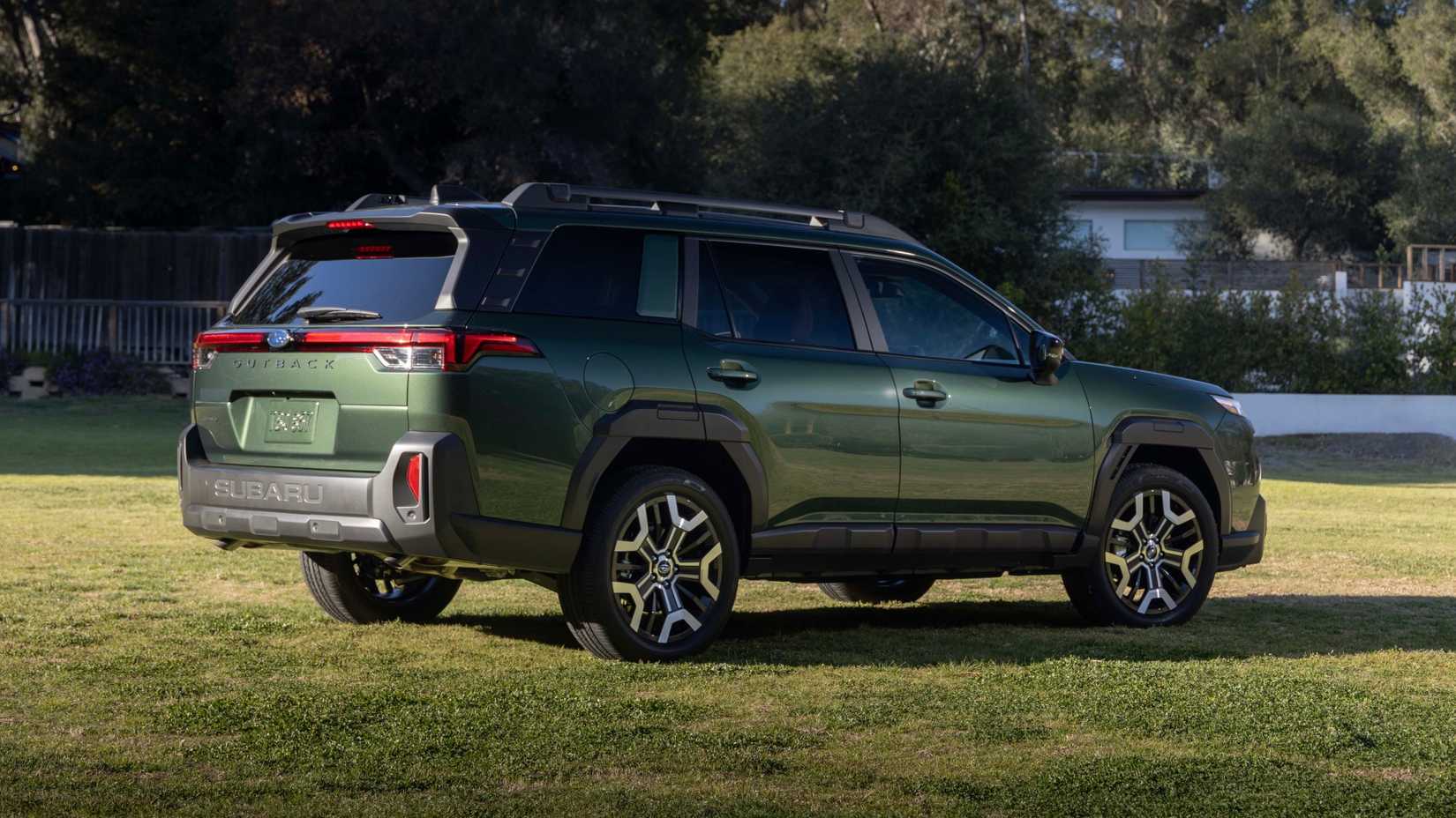 2026 Subaru Outback tiro traseiro estacionado na grama