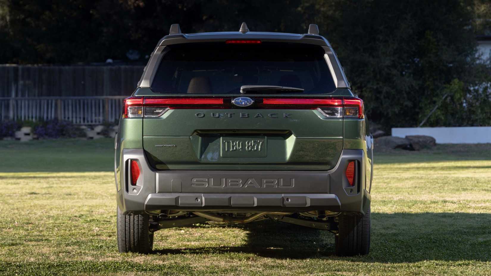 2026 Subaru Outback tiro traseiro estacionado na grama