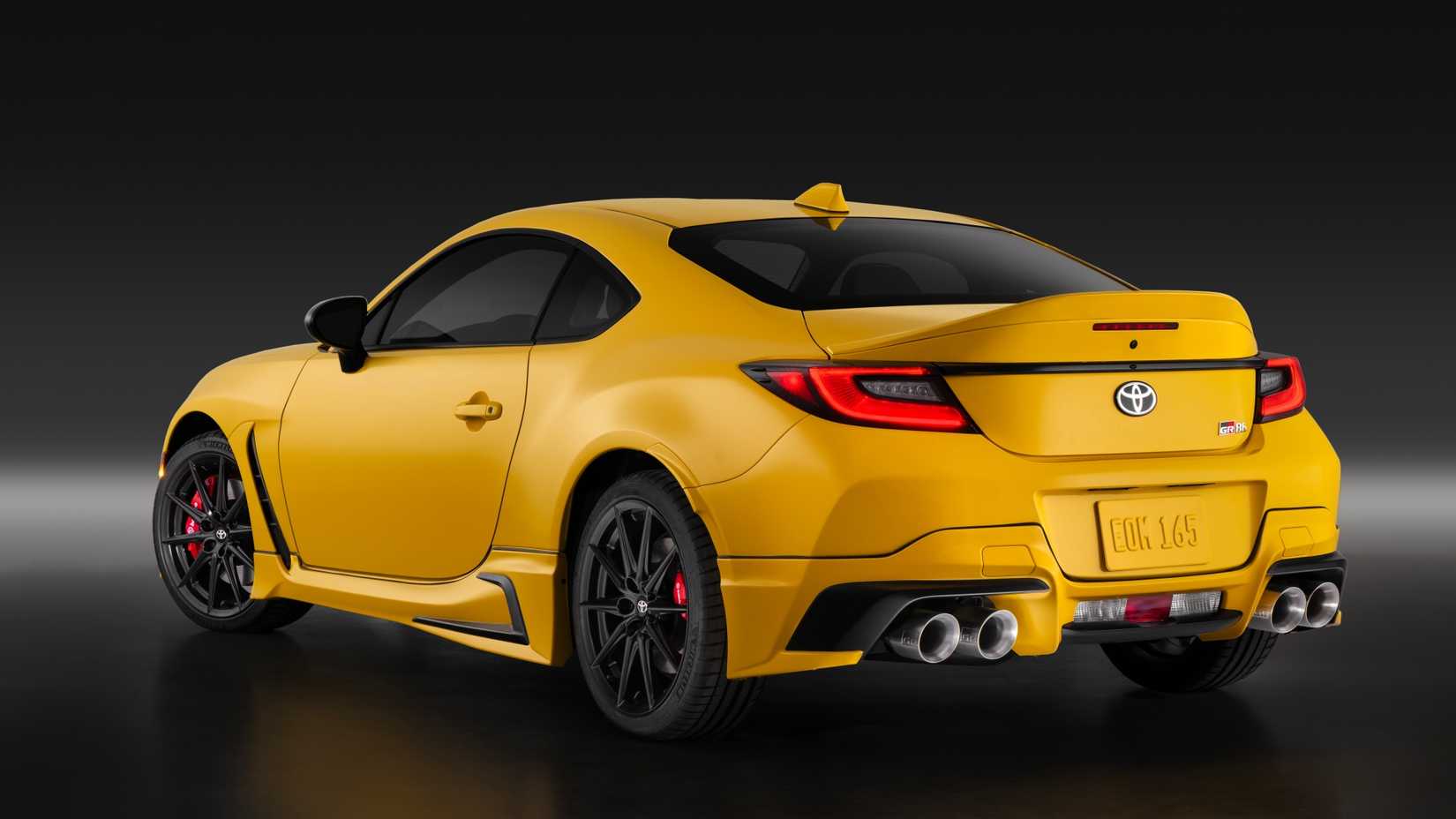 Foto de estúdio traseira 3/4 de um Toyota GR86 Yuzu Edition 2026