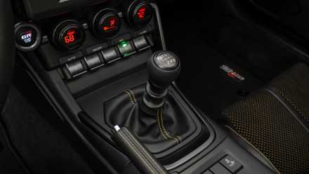 Um close da alavanca de câmbio Toyota GR86 Yuzu Edition 2026