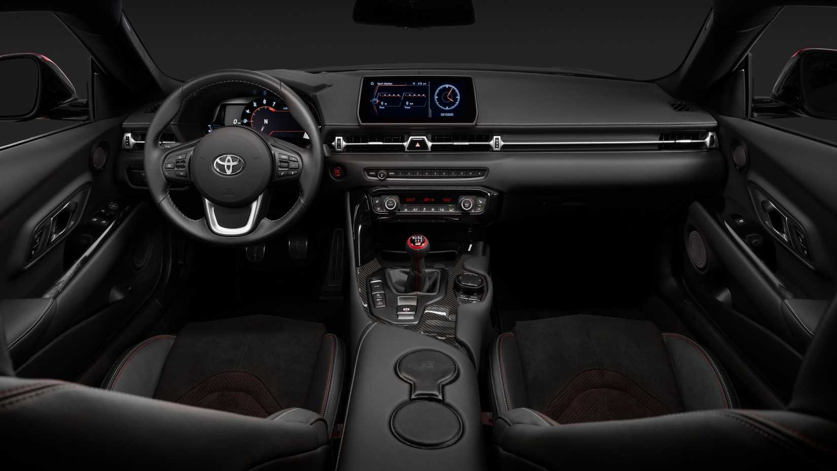 Foto do interior do Toyota GR Supra MkV Final Edition mostrando a cabine frontal