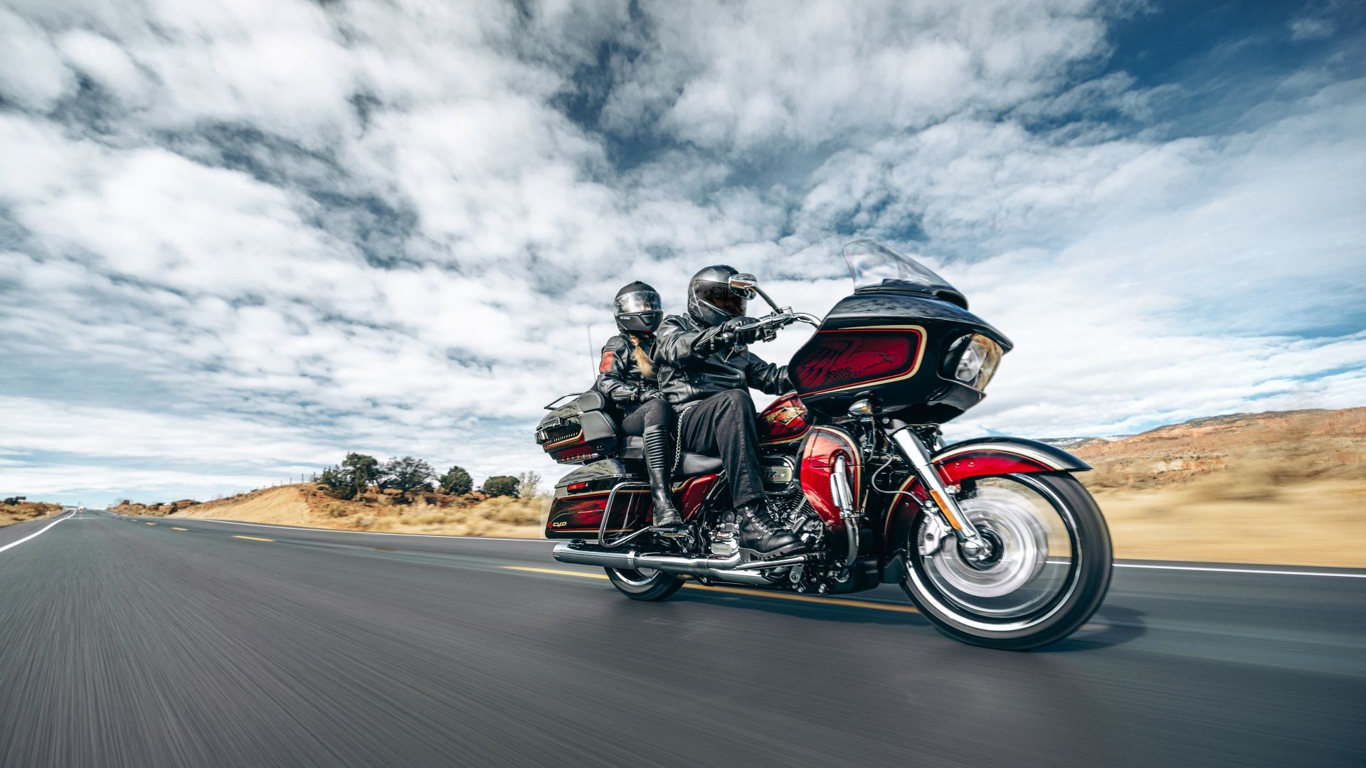 Aniversário da Harley-Davidson CVO Road Glide Ltd 2023 com dois pilotos descendo a estrada no deserto