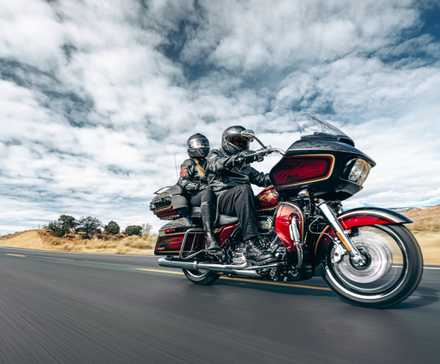 Aniversário da Harley-Davidson CVO Road Glide Ltd 2023 com dois pilotos descendo a estrada no deserto
