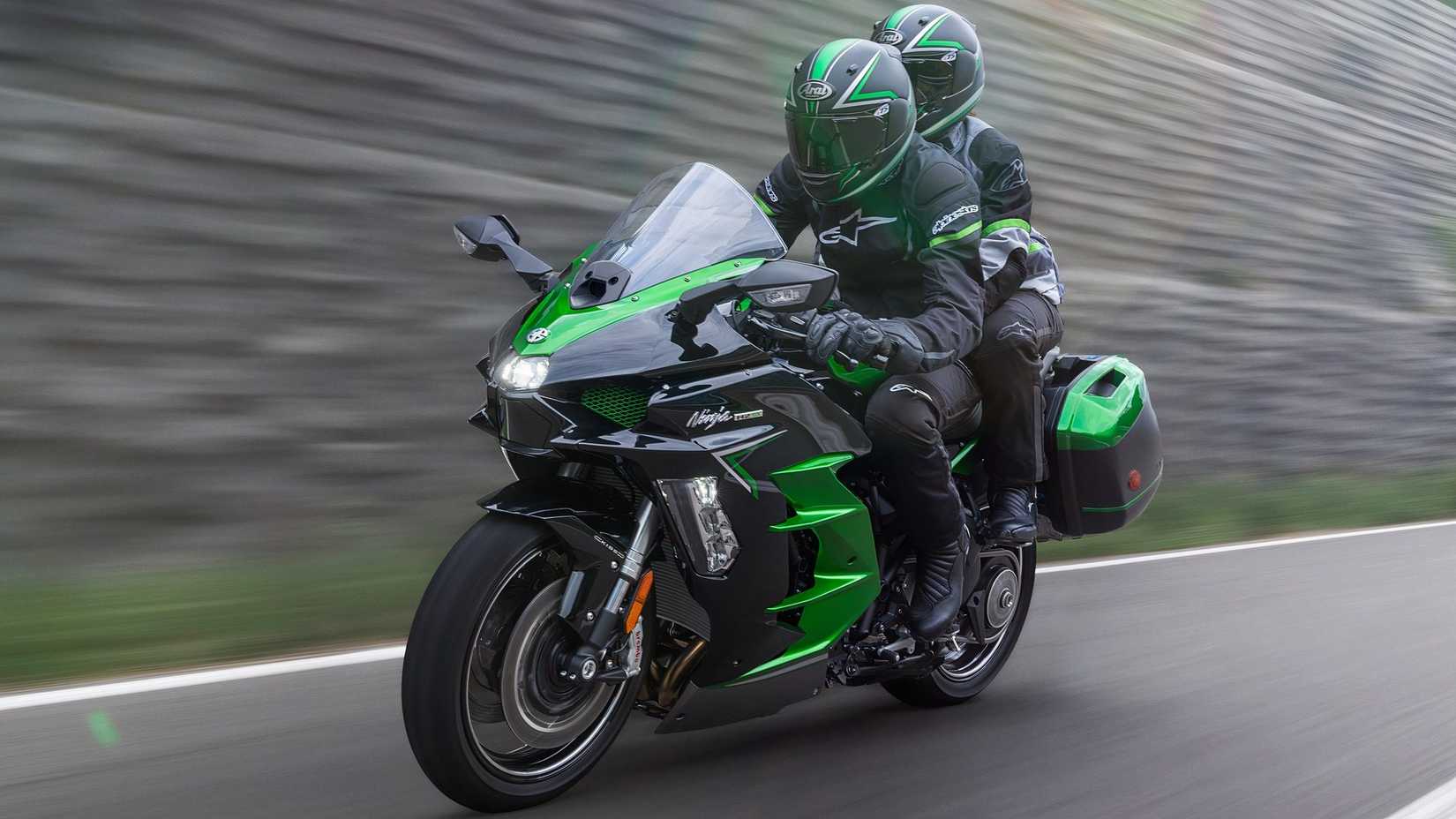 Bicicleta de turismo Kawasaki Ninja H2 SX 2025 acelerando descontroladamente com um passageiro a bordo