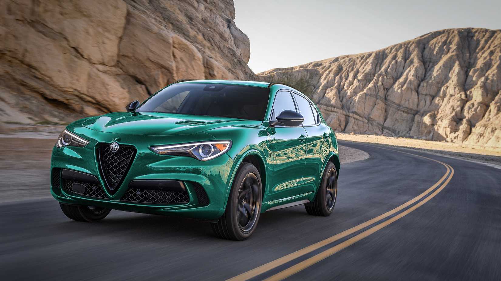 2022 Alfa Romeo Stelvio tiro frontal dirigindo