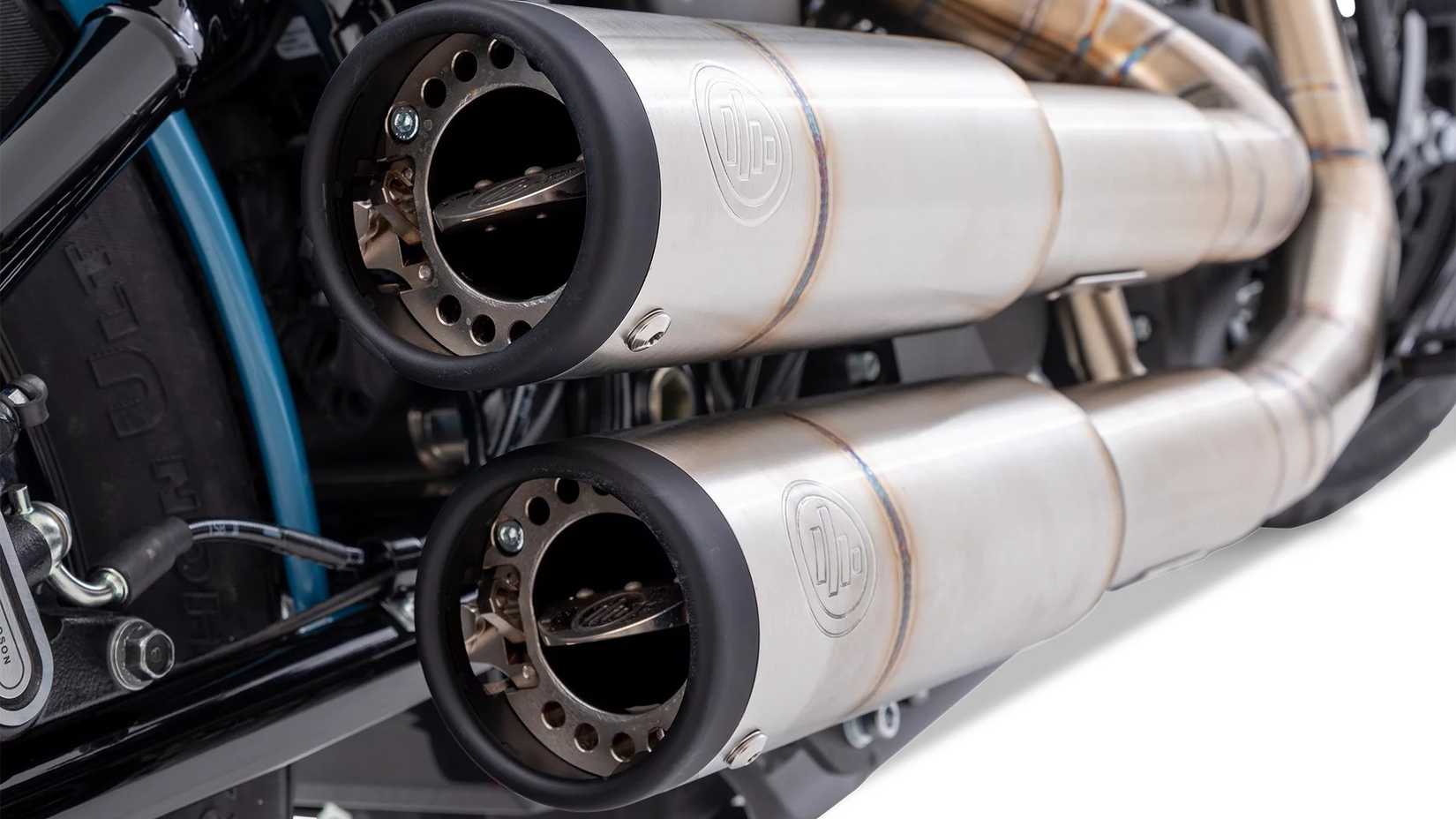 Custom 1950s-vibing Harley-Davidson Street Bob valvetronic exhaust system close-up shot