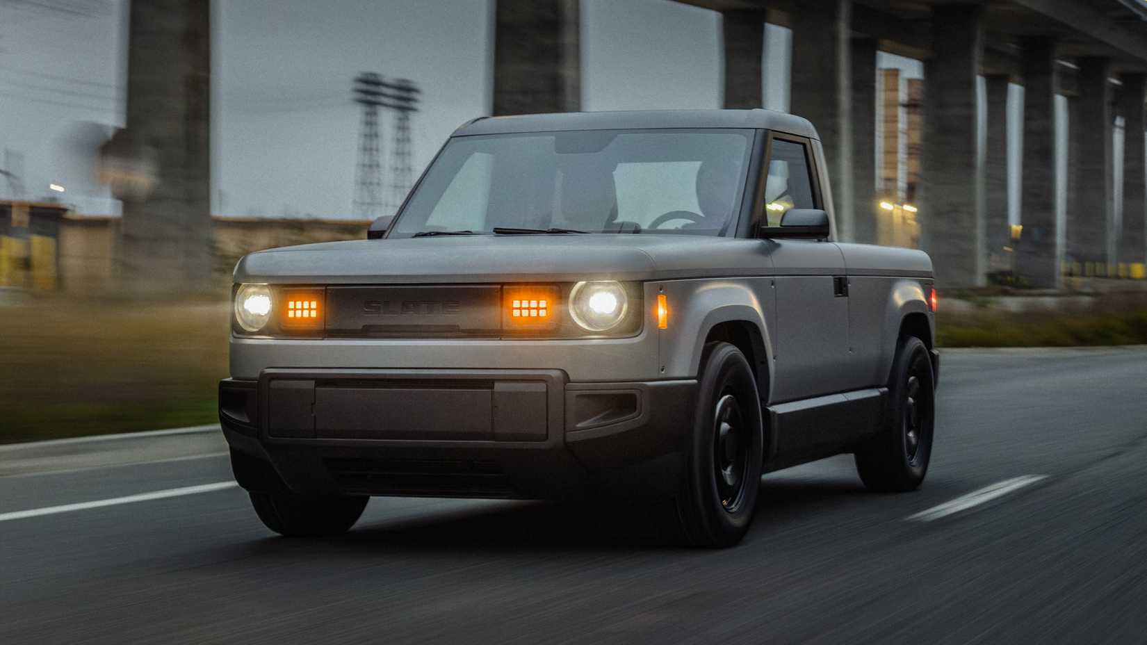 Foto frontal de três quartos da picape elétrica Slate Auto