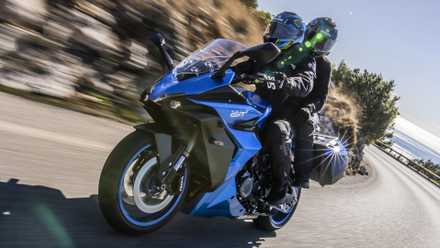 2025 Suzuki GSX-S1000GT+ sports tourer acelerando a vista frontal do terceiro quarto