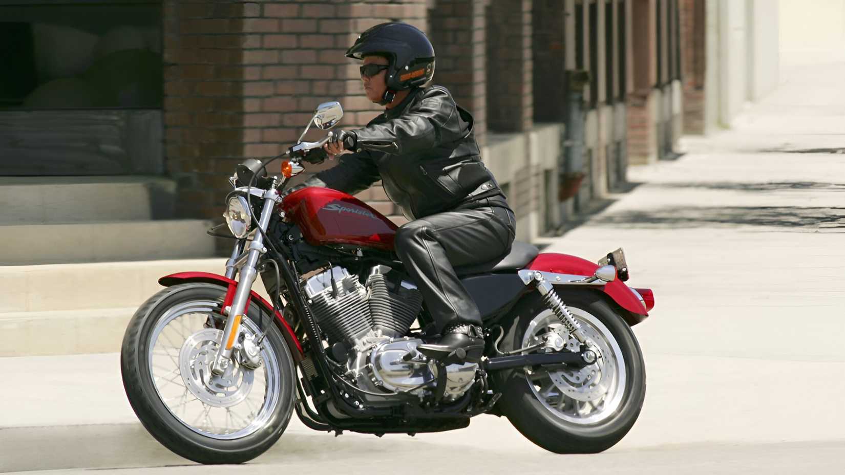 2006 Harley-Davidson Sportster 883 cornering
