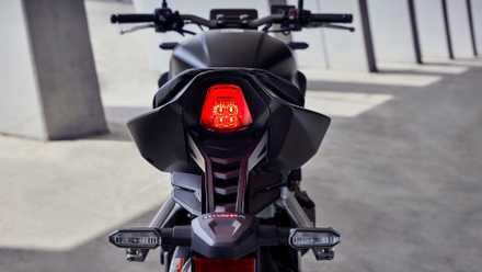 Foto aproximada da lâmpada traseira preta Honda CB650R