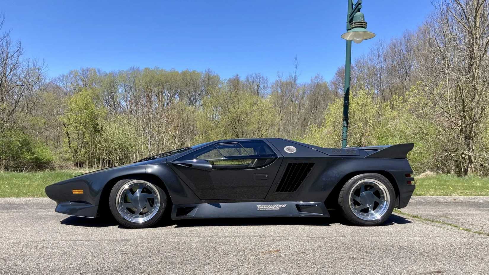 Foto de perfil do Vector W8 de 1990 estacionada na estrada