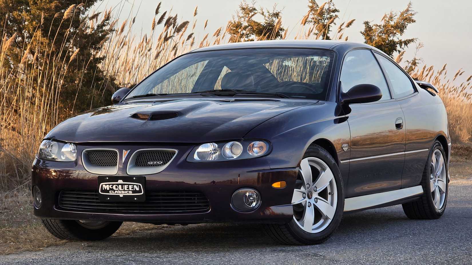 Pontiac GTO 2004 em azul estacionado na estrada