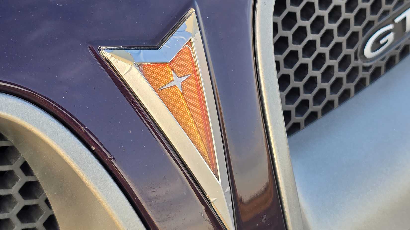 Emblema do capô do Pontiac GTO 2004