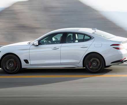 2025 Genesis G70 3.3T Sport Advanced em branco dirigindo em estradas de montanha