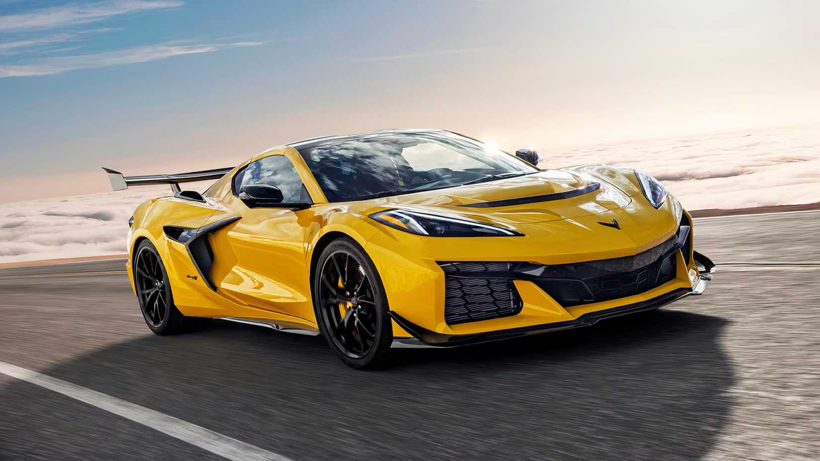 2025 Chevrolet Corvette ZR1 Coupe em amarelo dirigindo na estrada