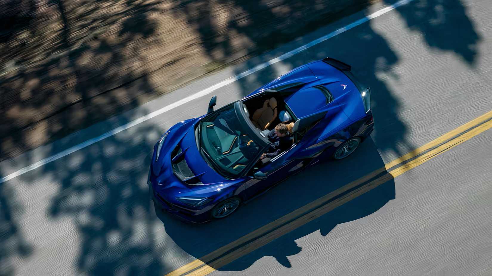 2025 Chevrolet Corvette ZR1 conversível traseiro em azul com teto abaixado dirigindo na estrada