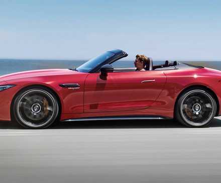 2025 Mercedes-AMG SL 63 Roadster em vermelho dirigindo na estrada costeira