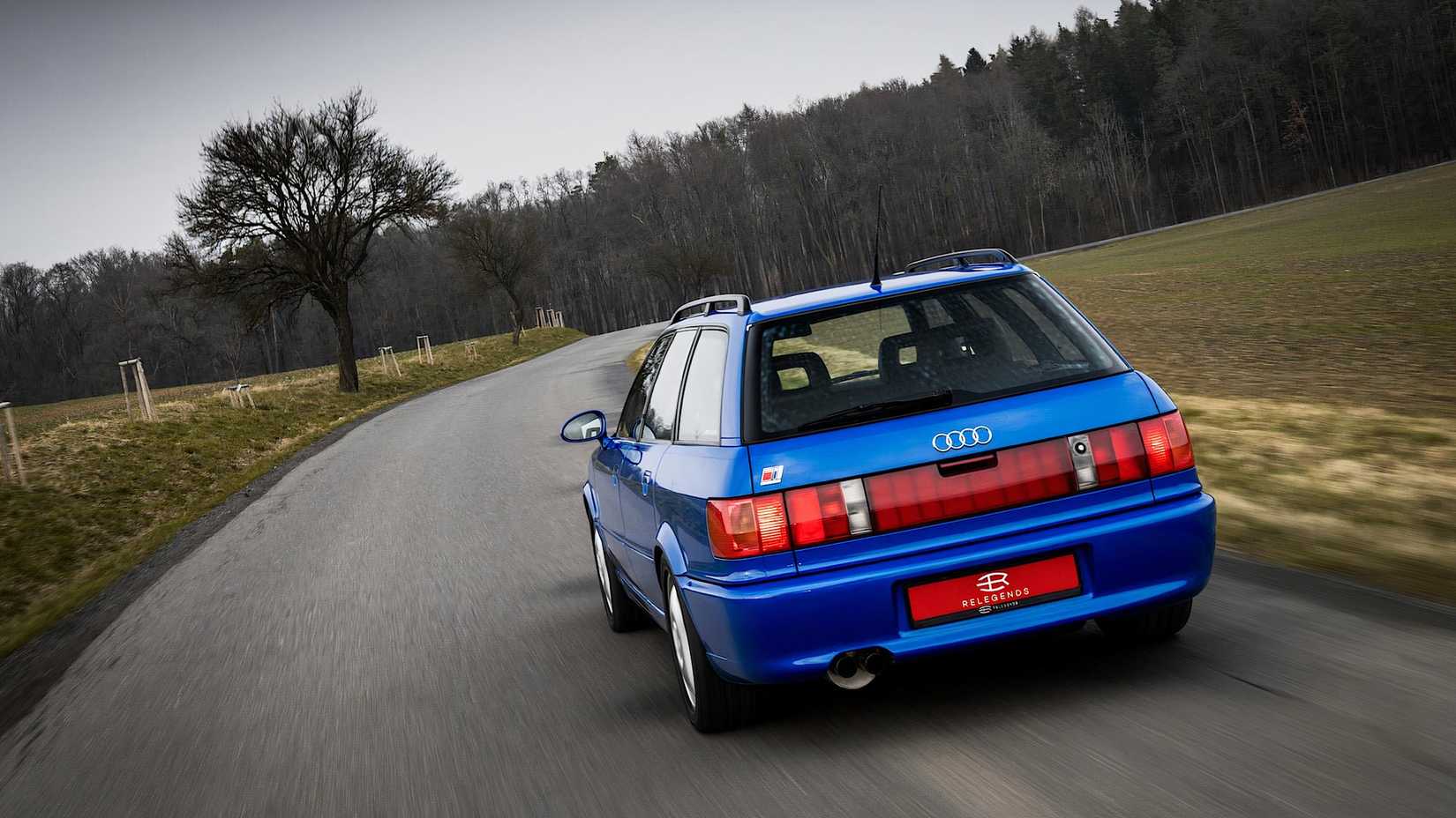 1994 Audi RS2 Avant em azul dirigindo em estrada secundária