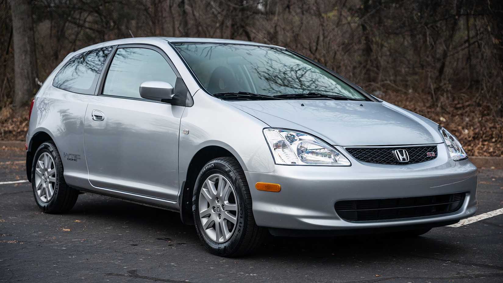 2003 Honda Civic Si in siver parked in parking lot