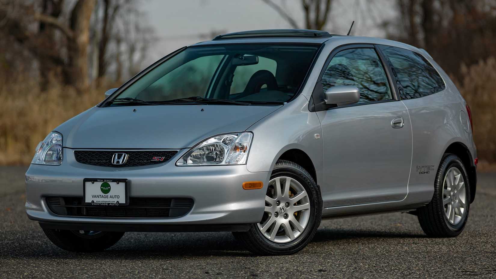 2002 Honda Civic Si in silver parked