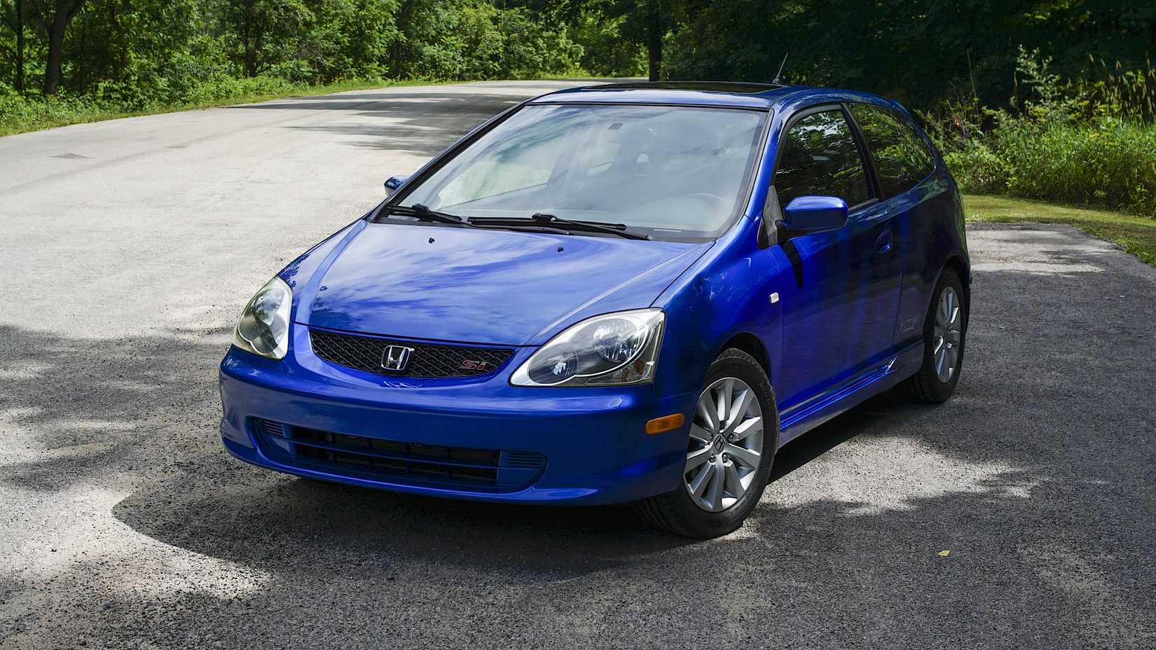 2005 Honda Civic Si in blue parked on road