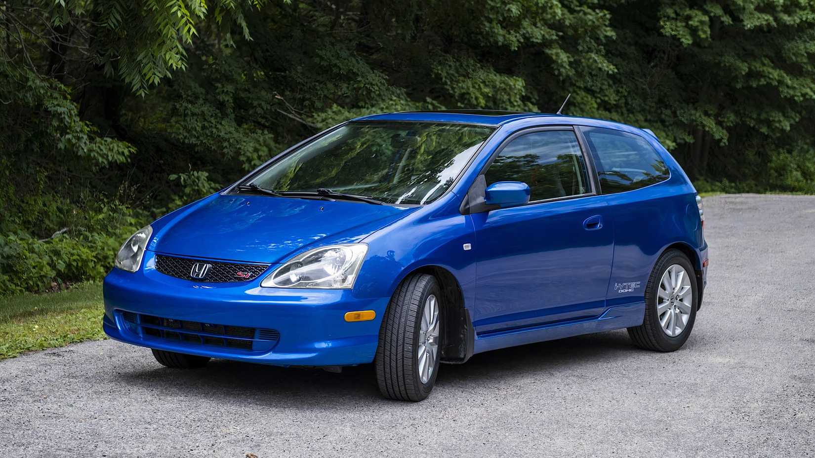 2005 Honda Civic Si in blue parked on road