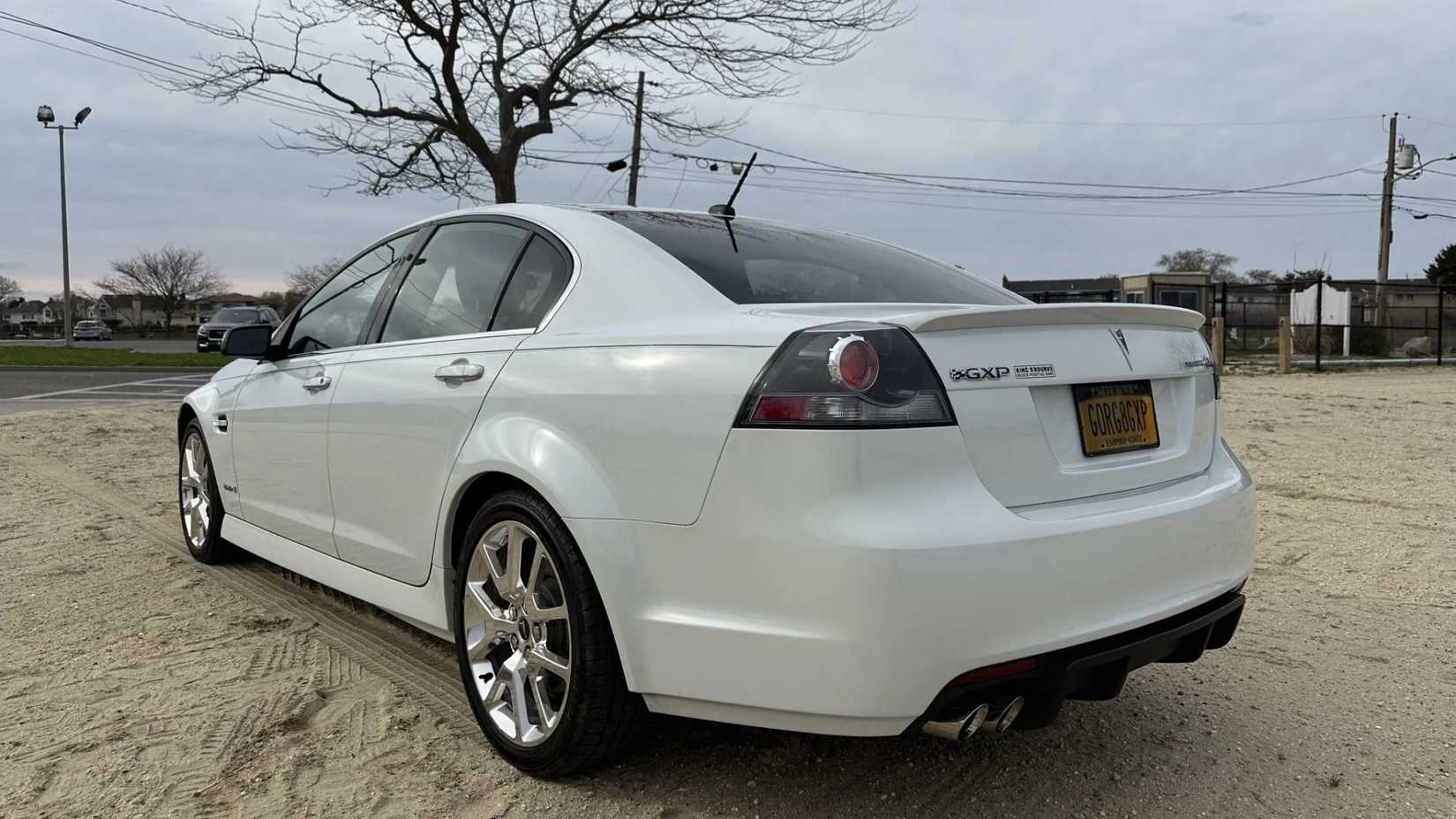 2009 Pontiac G8 GXP traseiro 3/4 tiro estacionado na terra