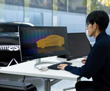 Designers da Infiniti usando computador AI Studio