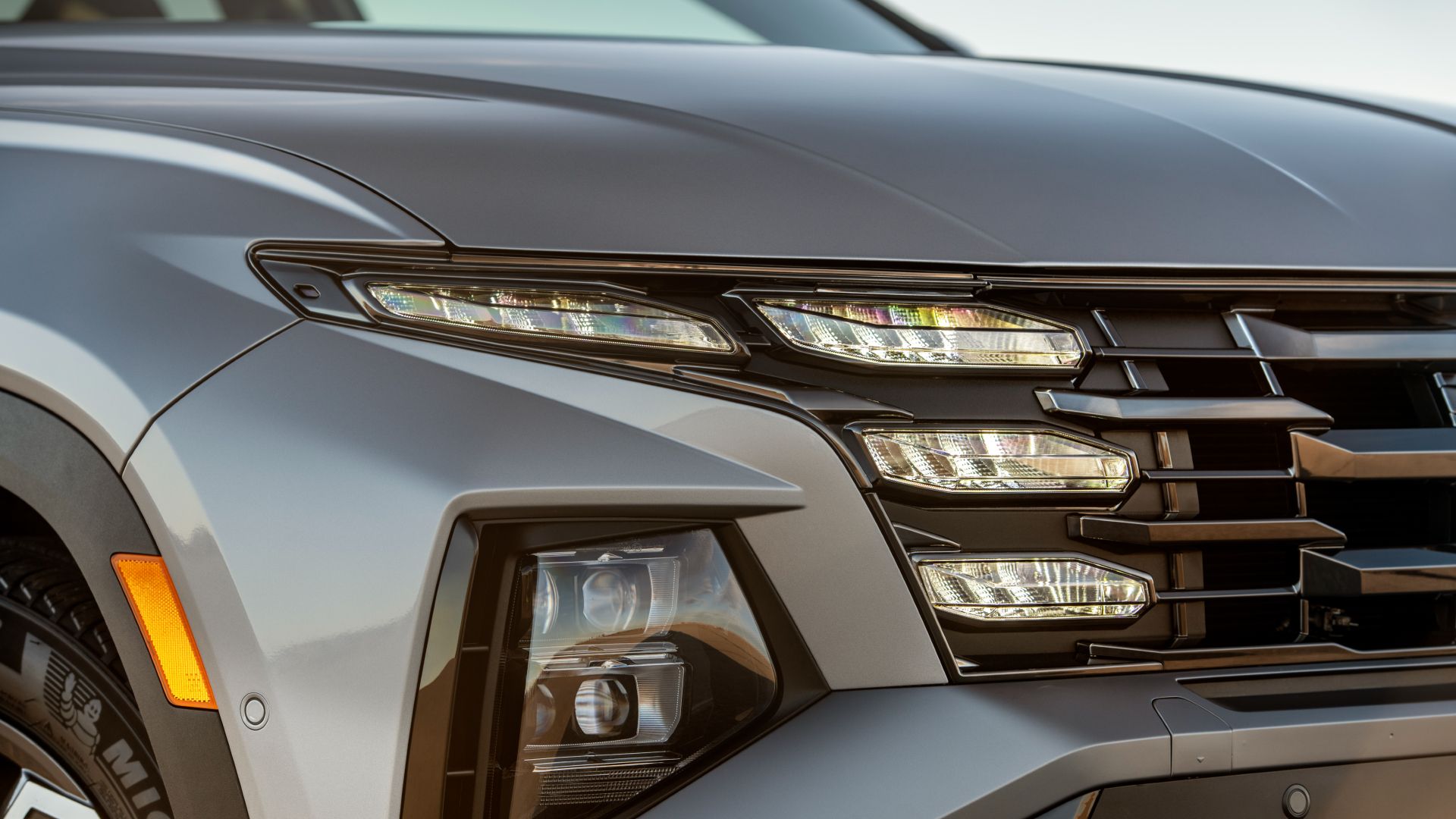 Closeup dos faróis externos híbridos plug-in Hyundai Tucson 2025