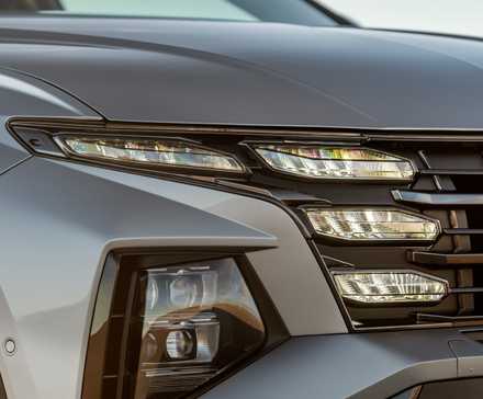 Closeup dos faróis externos híbridos plug-in Hyundai Tucson 2025