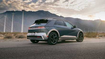 Vista traseira 3/4 do Hyundai Ioniq 5 Limited AWD 2025