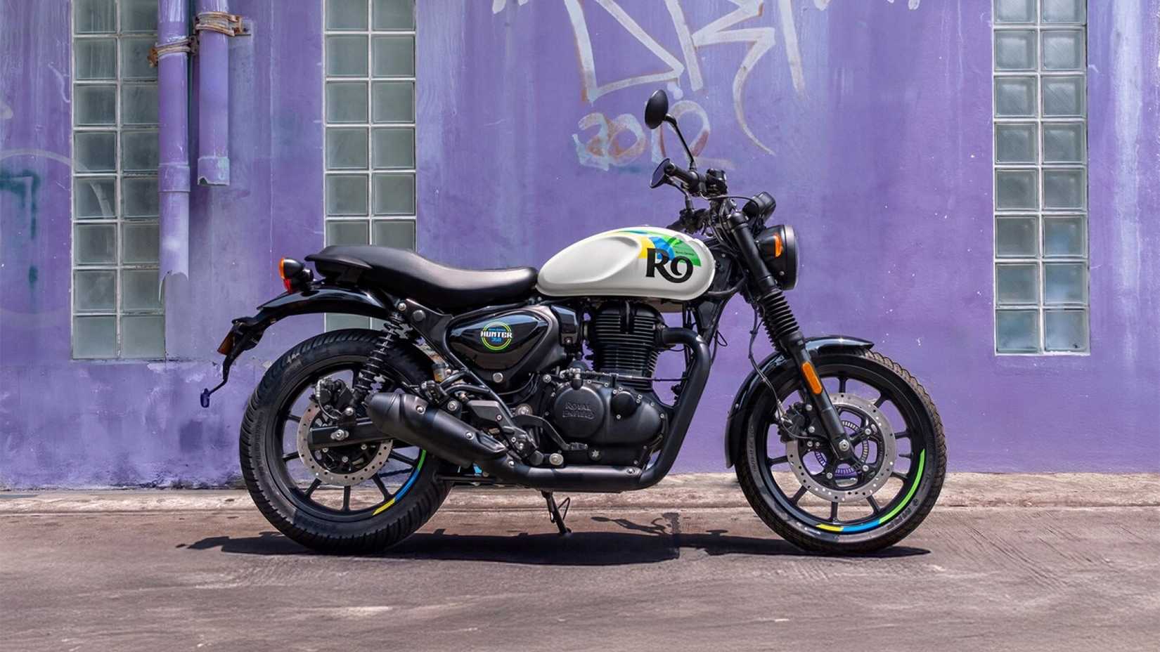 2025 Royal Enfield Hunter 350 estacionada em um ambiente urbano