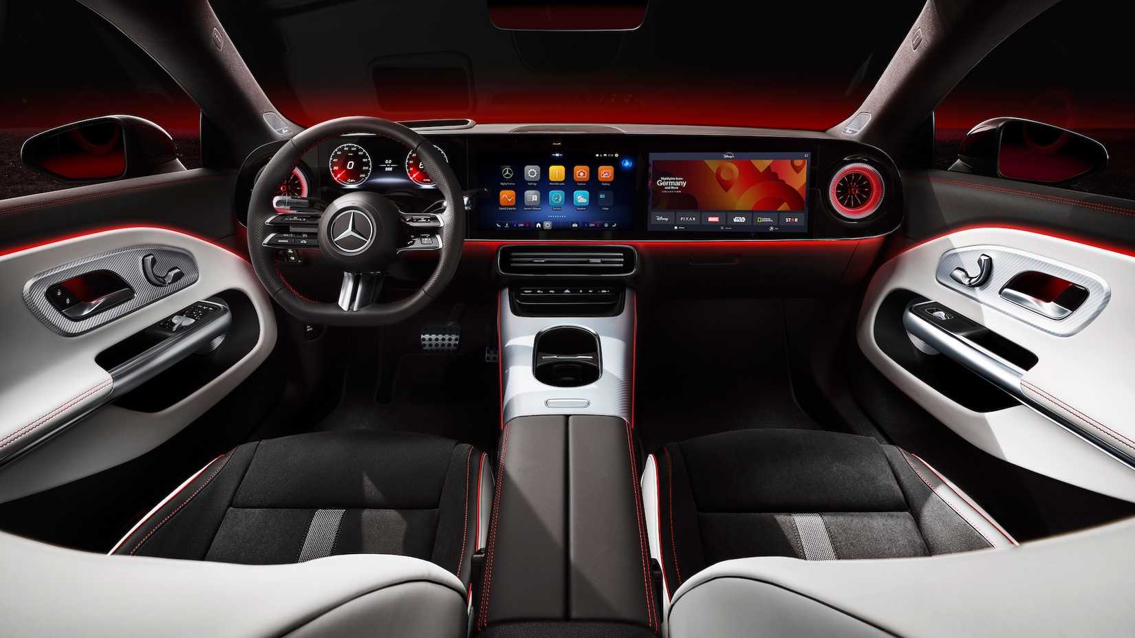 Interior da Mercedes com Disney+ na tela