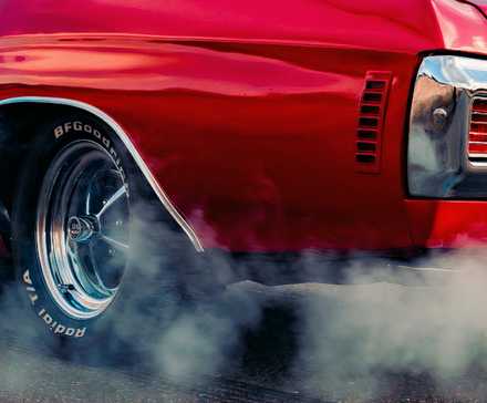 Pneu traseiro do Chevrolet Chevelle 1970 queimado